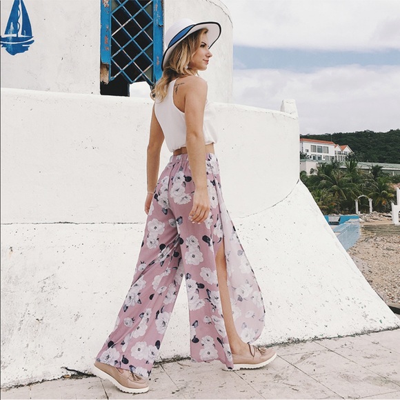 Pants - 💥HP💥 Floral print Split leg pants